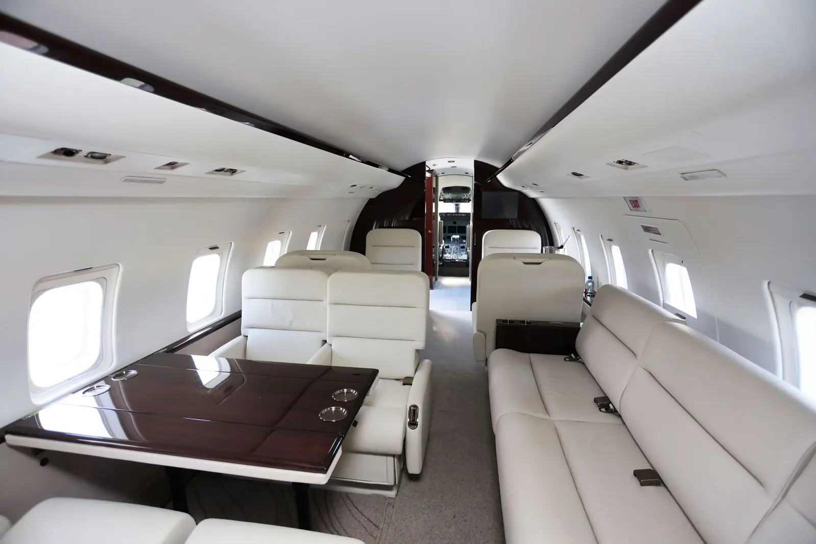 Bombardier Challenger 604 N604AL operated by Tavaero Jet Charter photo 3