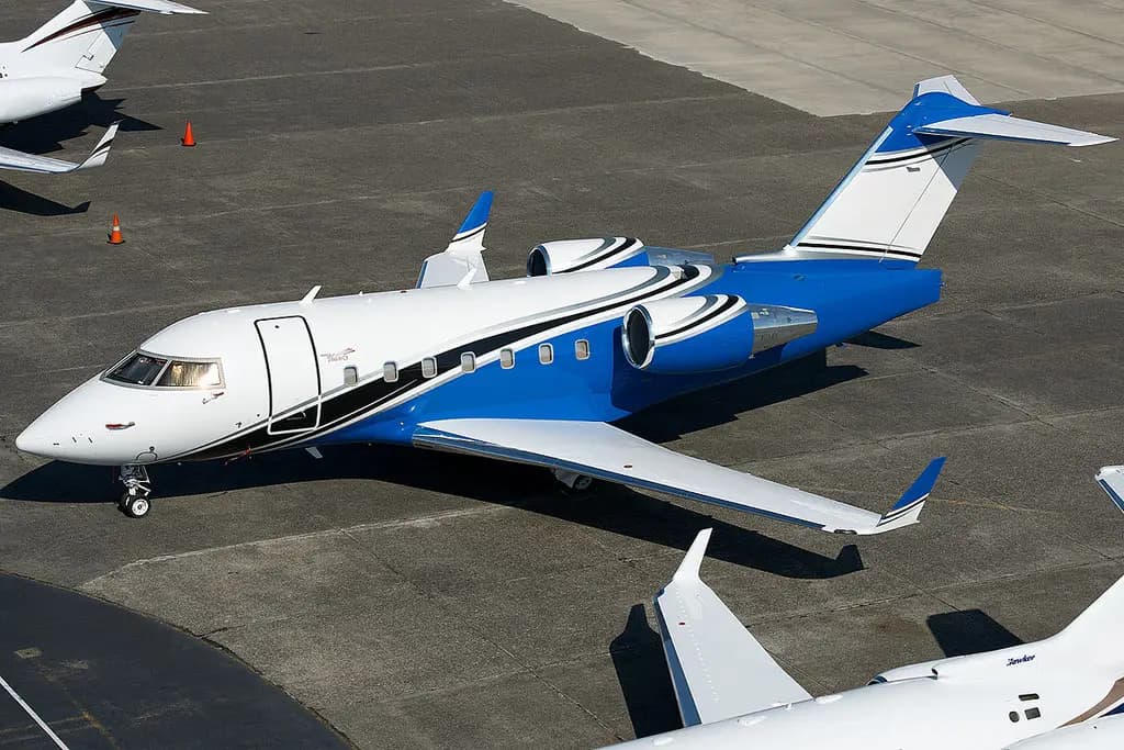 Bombardier Challenger 604 N604AV operated by Clay Lacy Aviation, Inc. photo 4