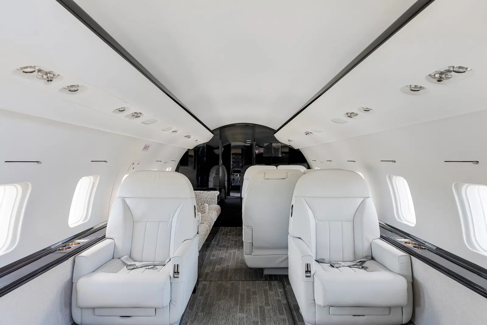 Bombardier Challenger 604 N604CH operated by Ventura Air Services photo 2