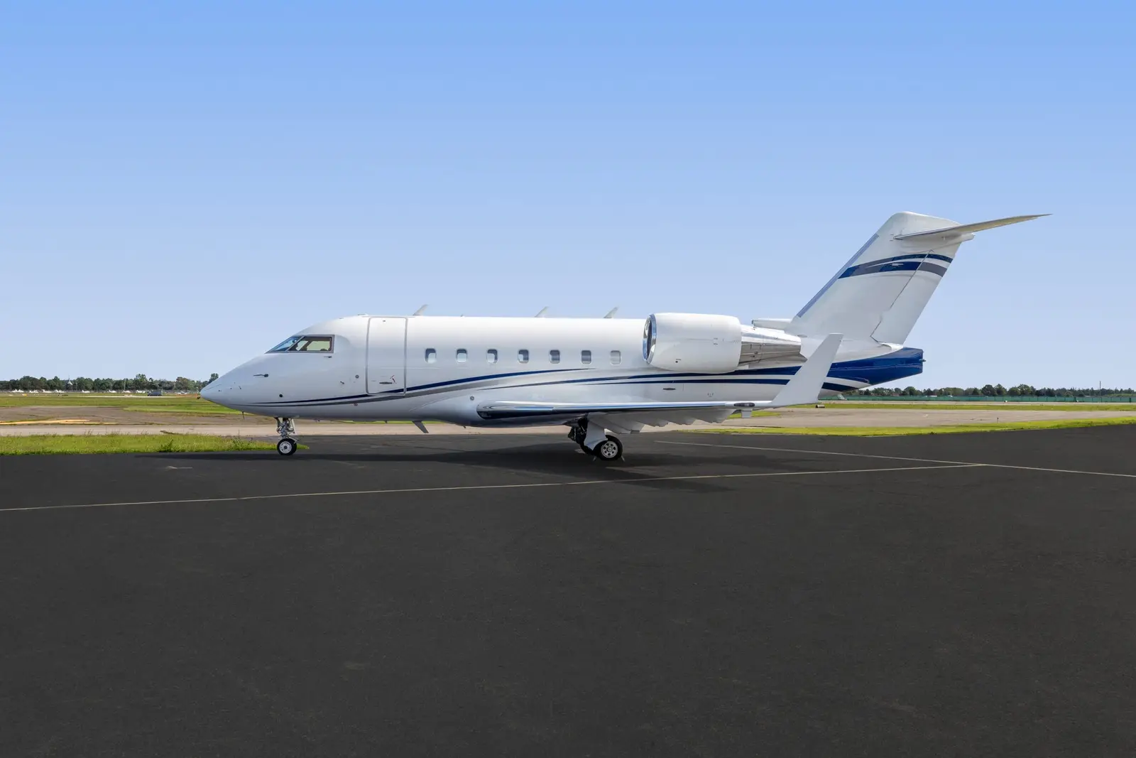 Bombardier Challenger 604 N604CH operated by Ventura Air Services photo 3
