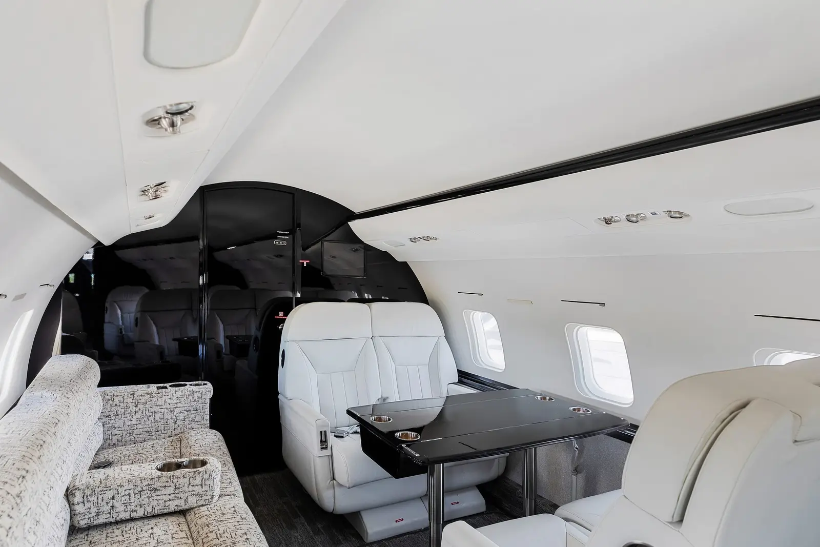 Bombardier Challenger 604 N604CH operated by Ventura Air Services photo 4
