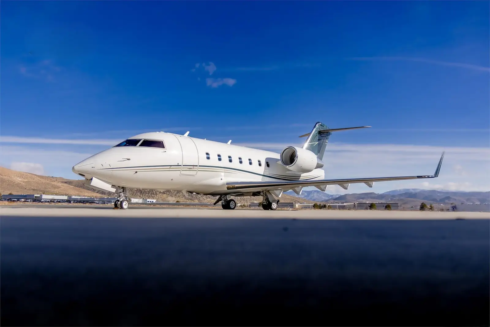 Bombardier Challenger 604 N604FM
