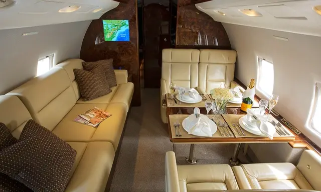 Bombardier Challenger 604 N604FS operated by The Whitewind Company photo 3