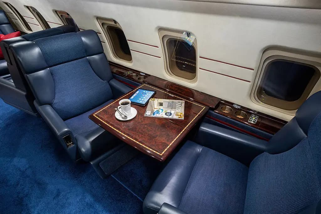 Bombardier Challenger 604 N604PW operated by Solairus Aviation photo 2