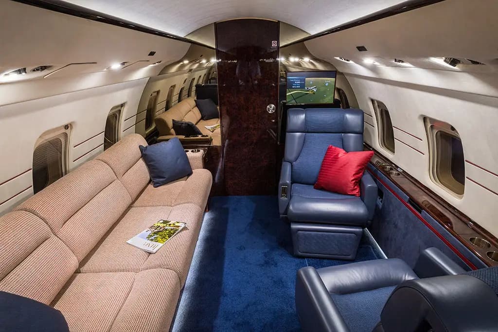 Bombardier Challenger 604 N604PW operated by Solairus Aviation photo 3
