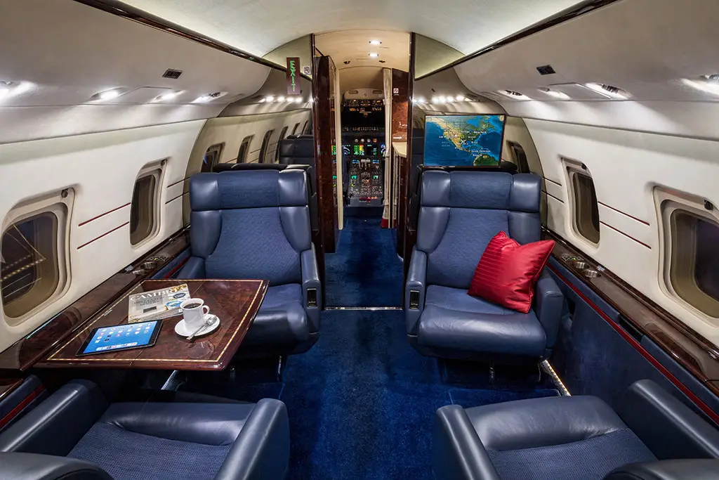 Bombardier Challenger 604 N604PW operated by Solairus Aviation photo 4