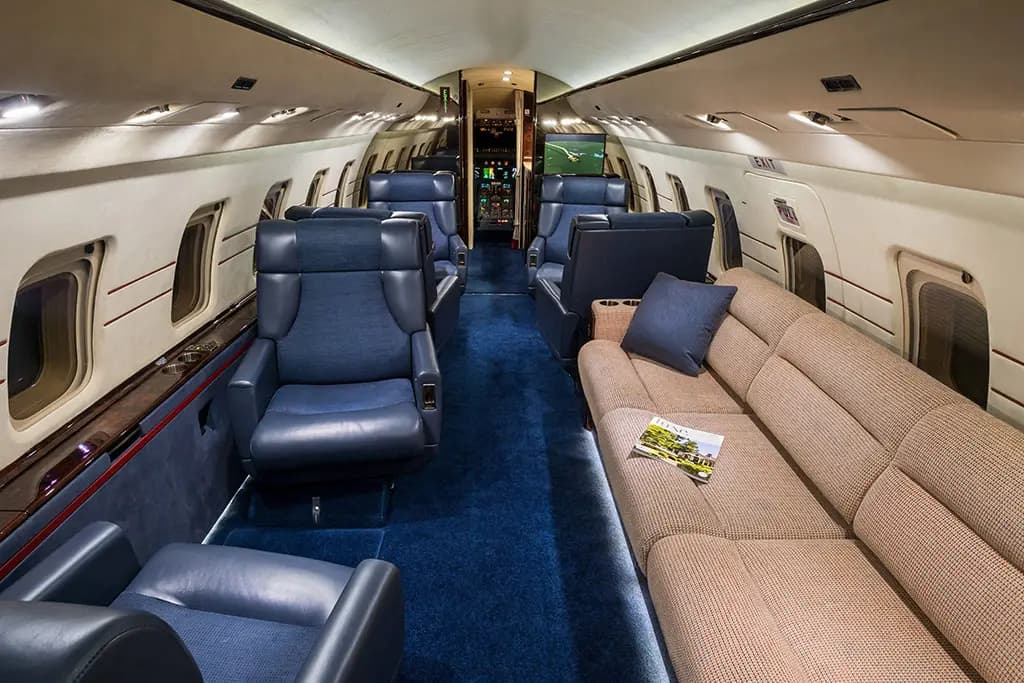 Bombardier Challenger 604 N604PW operated by Solairus Aviation photo 5