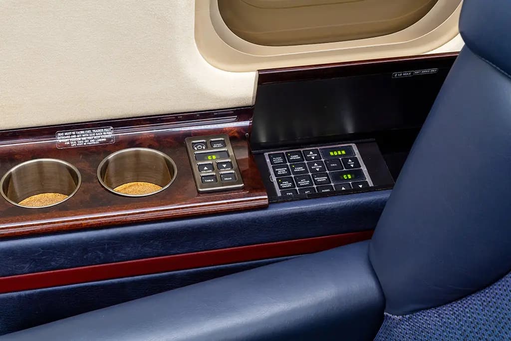 Bombardier Challenger 604 N604PW operated by Solairus Aviation photo 6