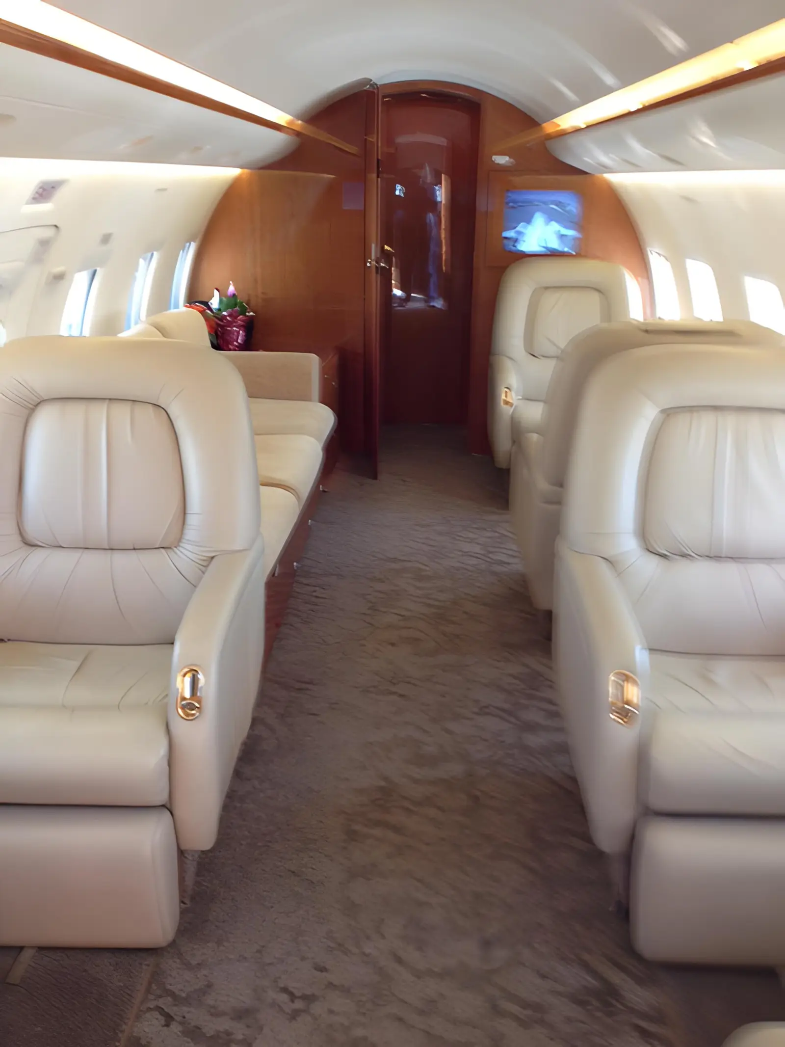 Bombardier Challenger 604 N604RB operated by RB Aviation, LLC photo 2