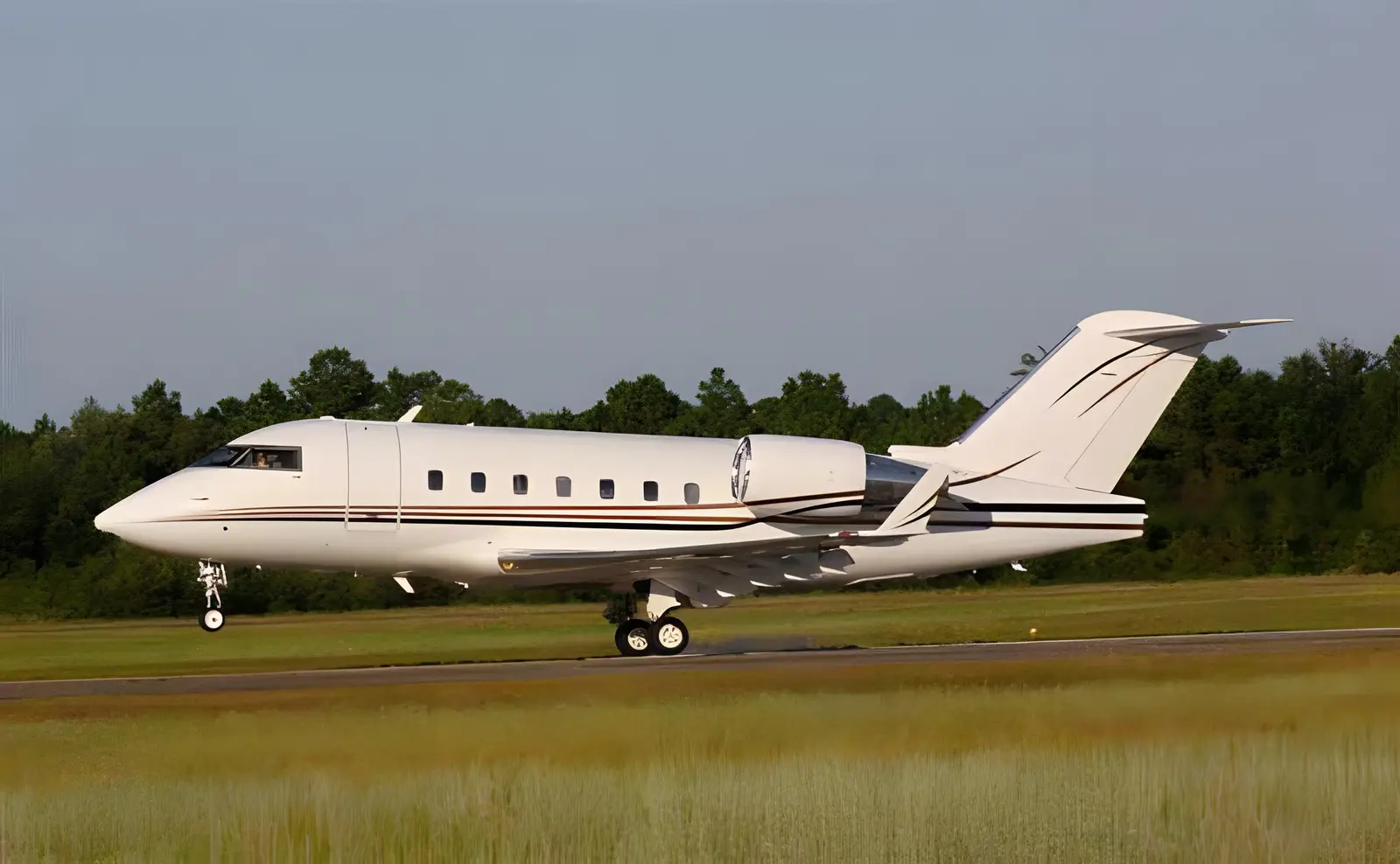 Bombardier Challenger 604 N604RB operated by RB Aviation, LLC photo 3