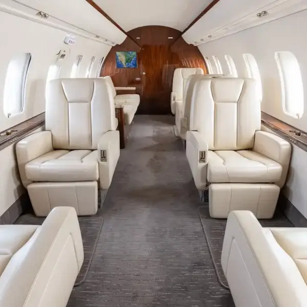 Bombardier Challenger 605 N605CE operated by Latitude 33 Aviation, LLC photo 2