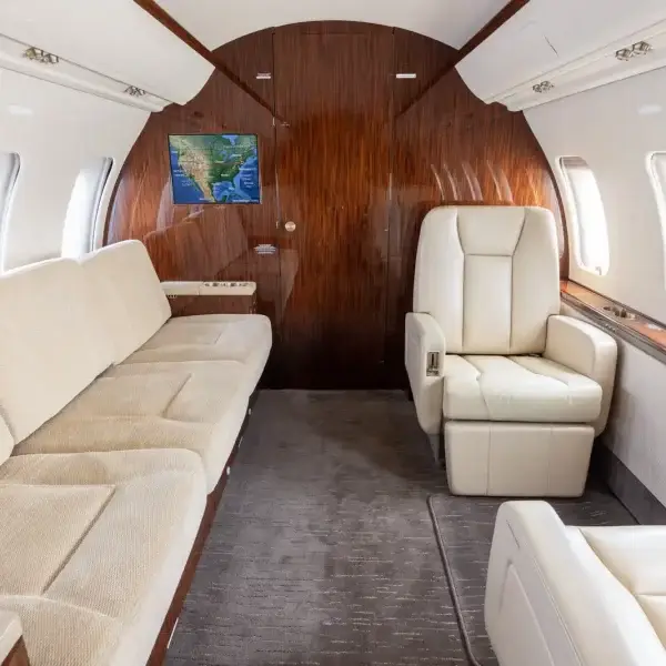 Bombardier Challenger 605 N605CE operated by Latitude 33 Aviation, LLC photo 5