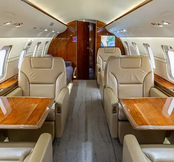 Bombardier Challenger 605 N605DS operated by Solairus Aviation photo 2
