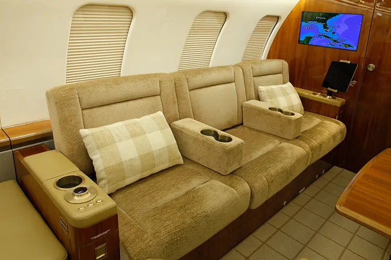 Bombardier Challenger 605 N605JP operated by Fair Wind Air Charter photo 2