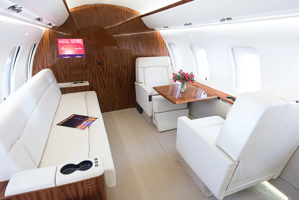 Bombardier Challenger 605 N605MM operated by Talon Air, LLC photo 2
