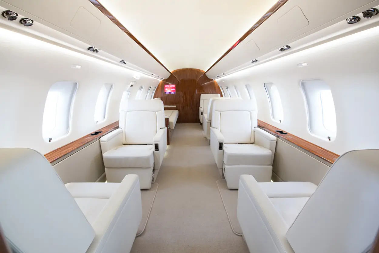 Bombardier Challenger 605 N605MM operated by Talon Air, LLC photo 3