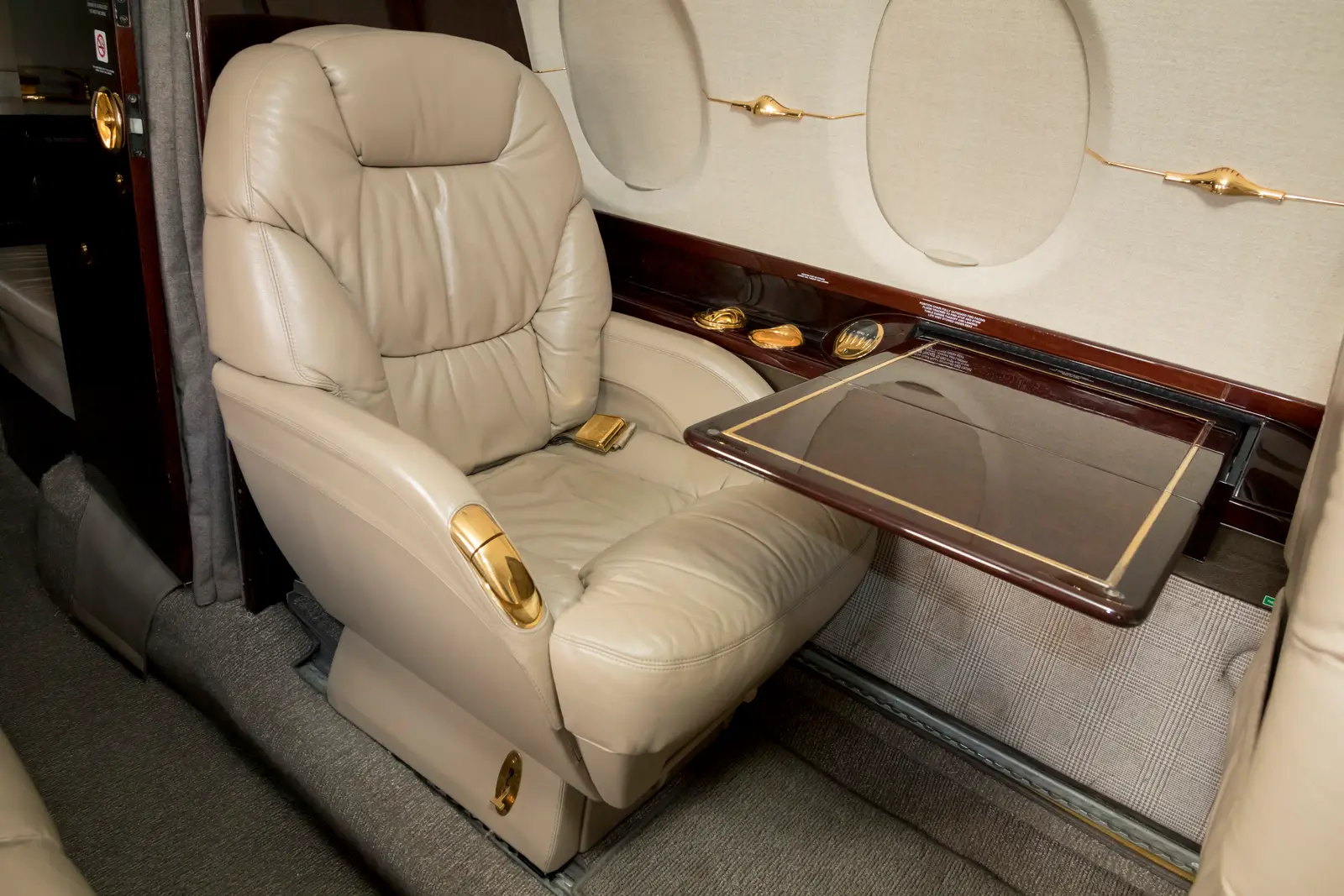 Beechcraft Hawker 800XP N606WJ operated by Execuflight, Inc. photo 4