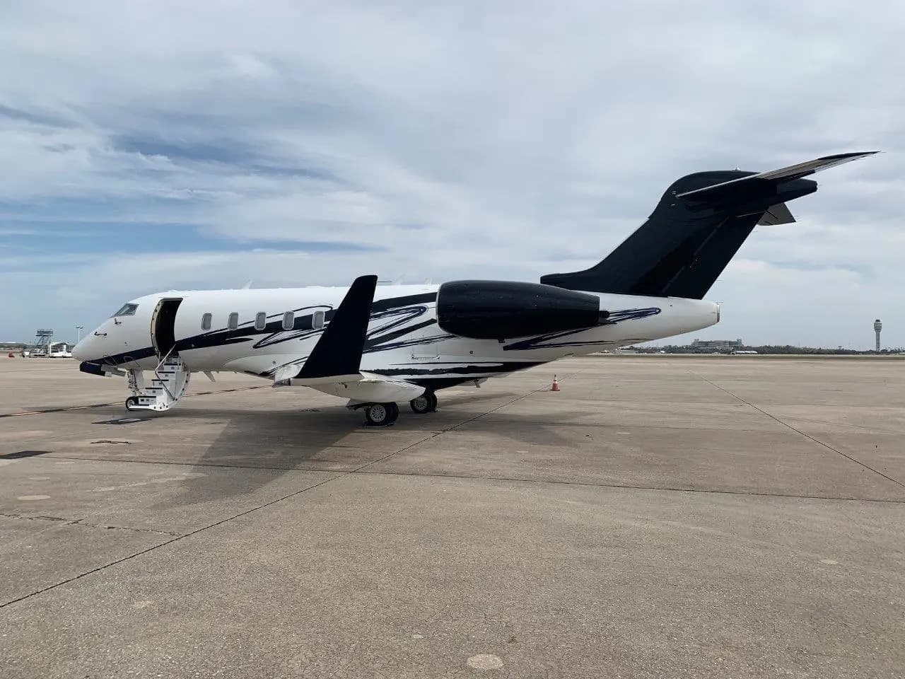 Bombardier Challenger 350 N60CK operated by Jet Edge International, KCBM, exterior
