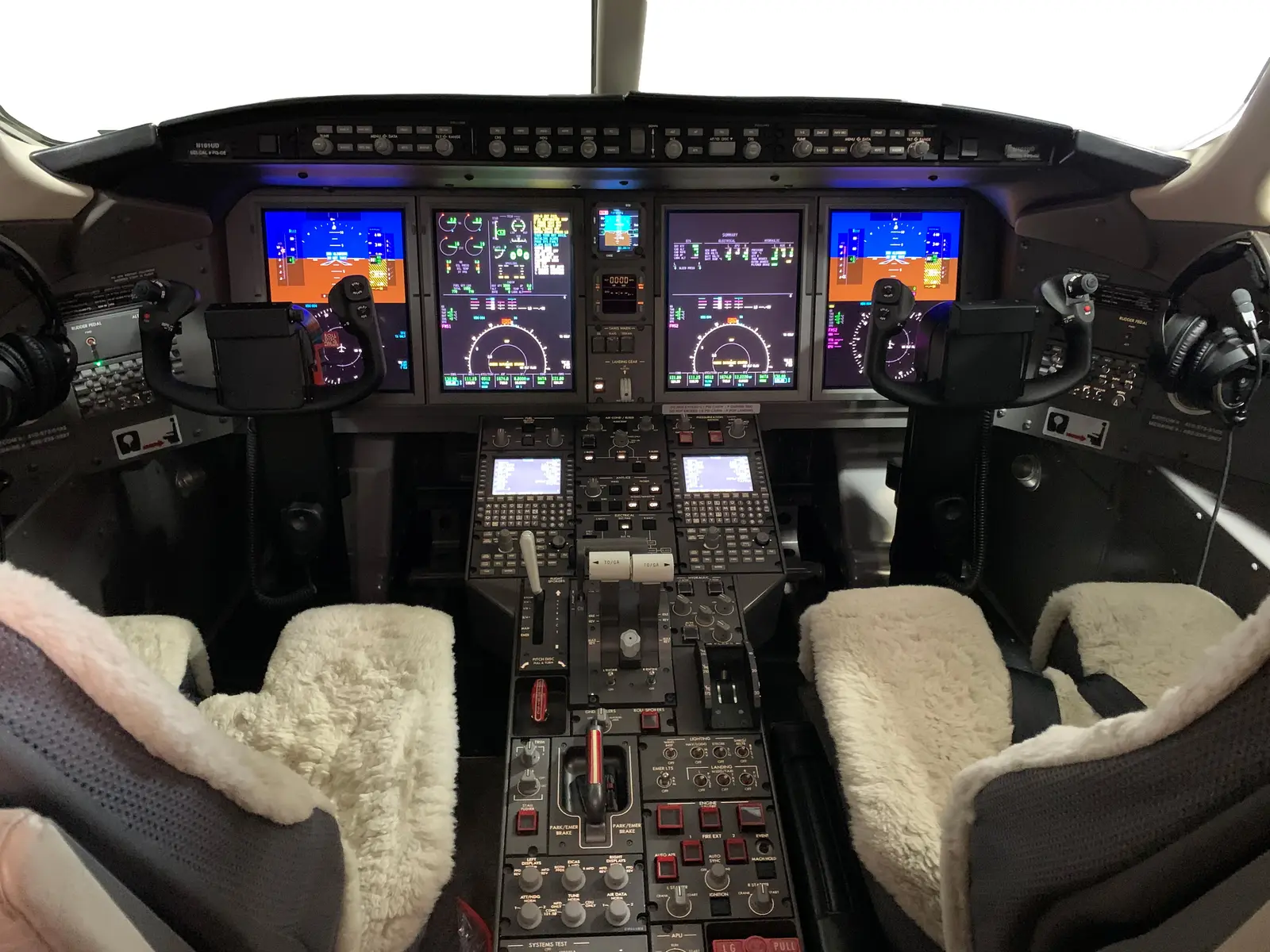 Bombardier Challenger 350 N60CK operated by Jet Edge International, KCBM photo 4
