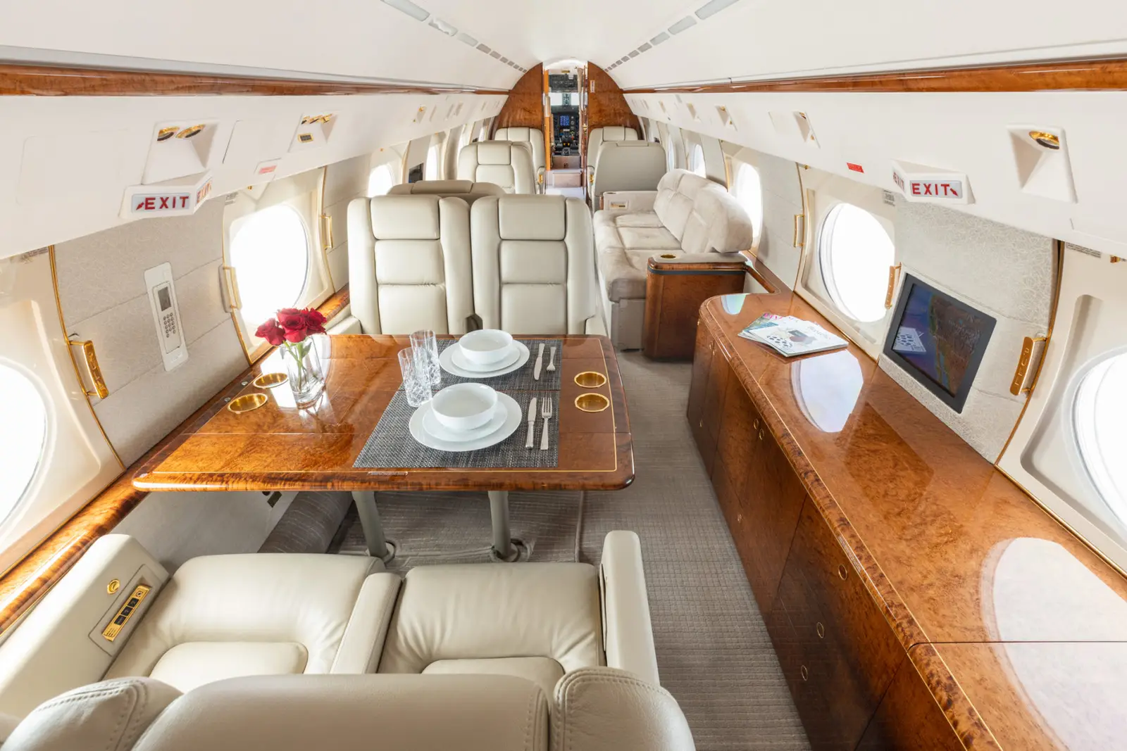 Gulfstream IV N60GG operated by STAJets photo 2
