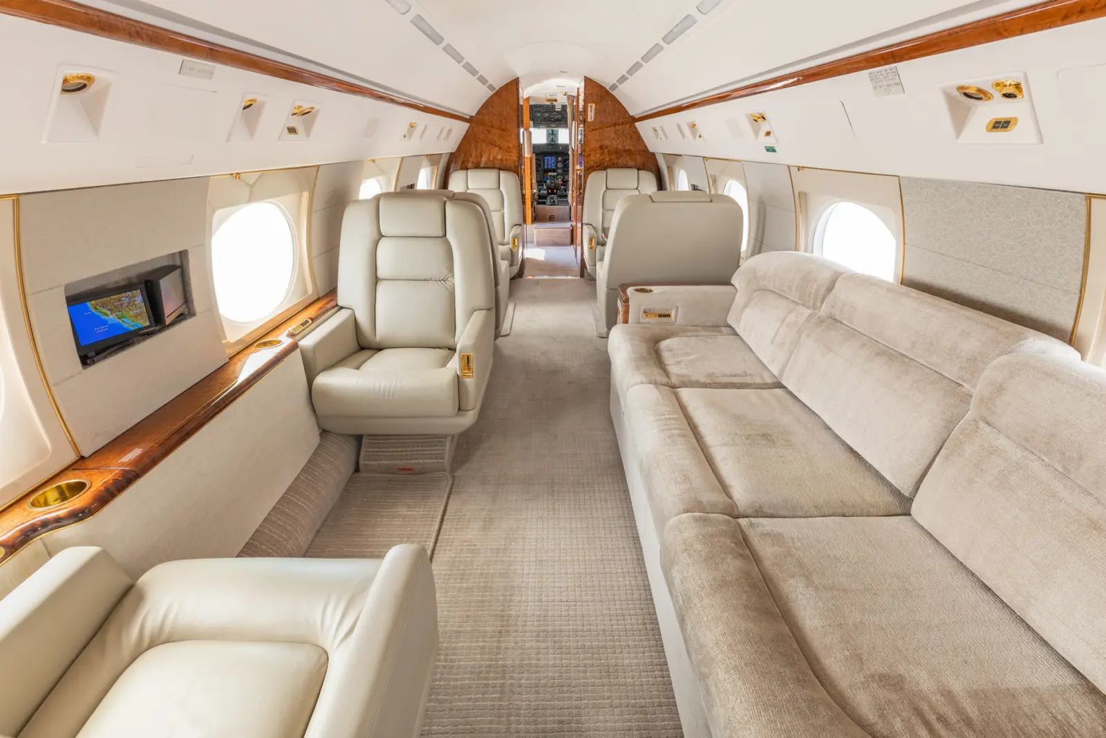 Gulfstream IV N60GG operated by STAJets photo 3