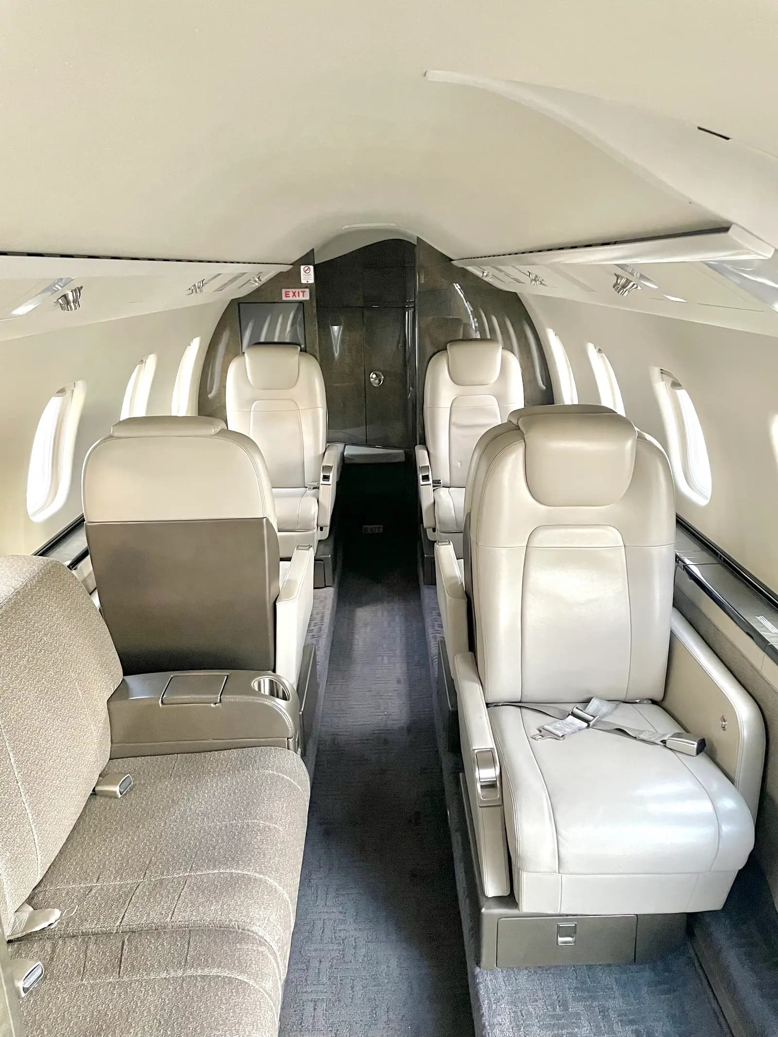 Bombardier Learjet 60XR N60LV operated by Cirrus Aviation Services photo 2