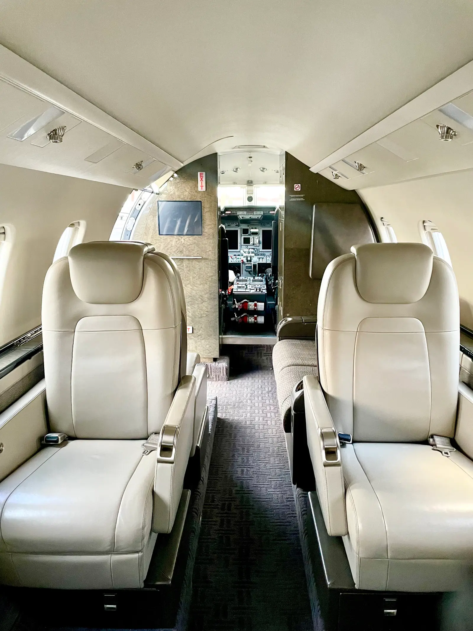 Bombardier Learjet 60XR N60LV operated by Cirrus Aviation Services photo 4