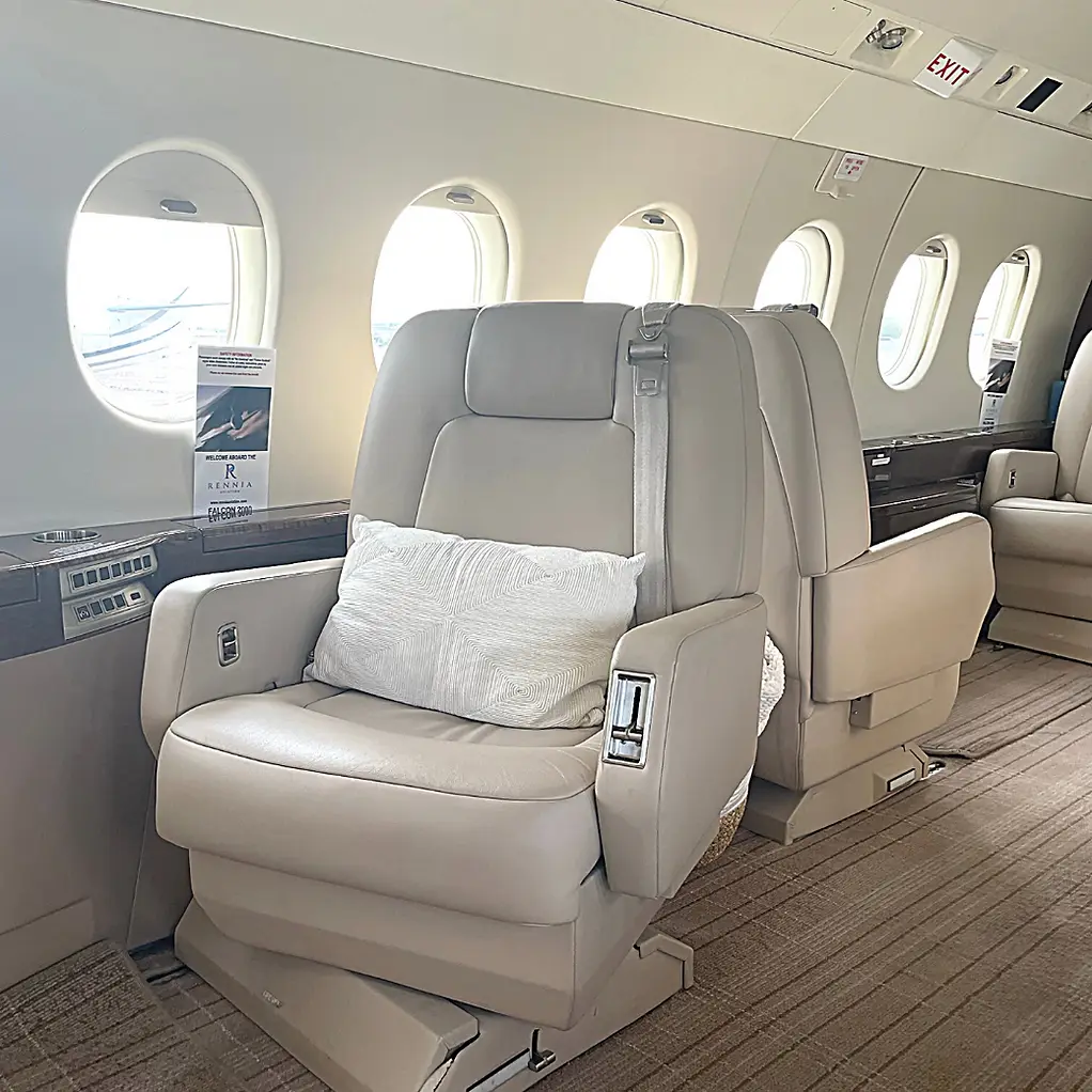 Dassault Falcon 2000 N613BD operated by Rennia Aviation, LLC, KGNV photo 2