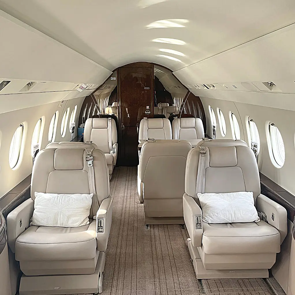 Dassault Falcon 2000 N613BD operated by Rennia Aviation, LLC, KGNV photo 4