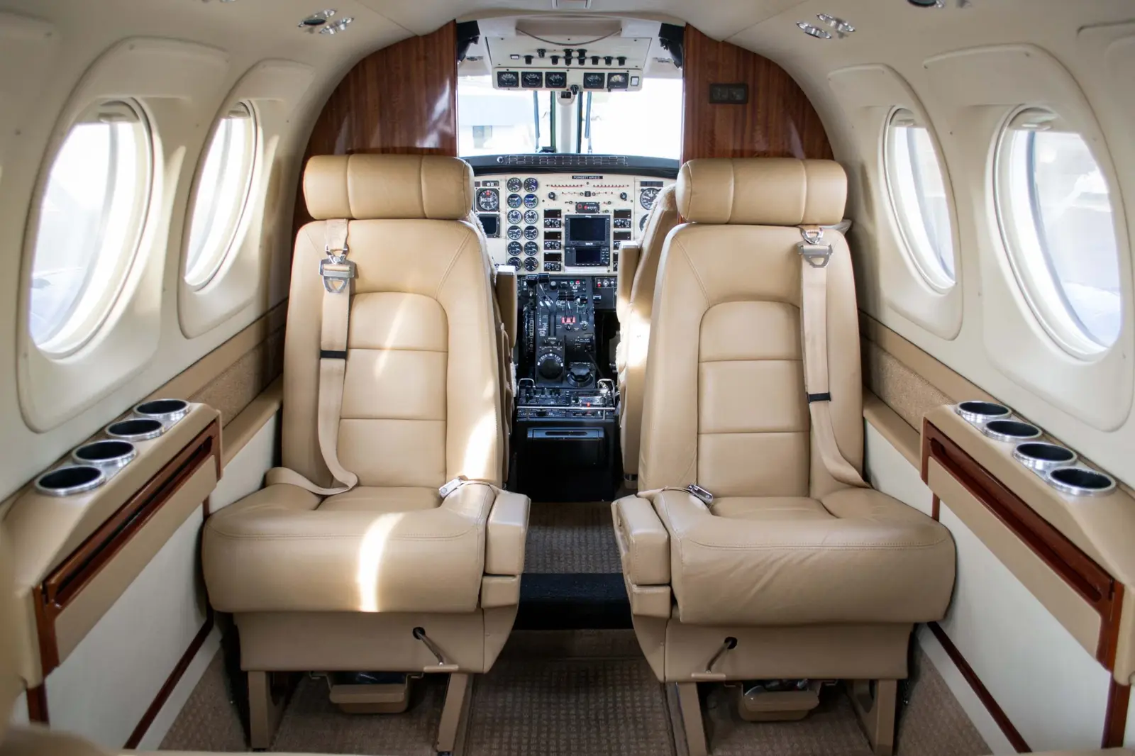 Beechcraft King Air C90A N613GG operated by Venture Aviation Group, LLC photo 3