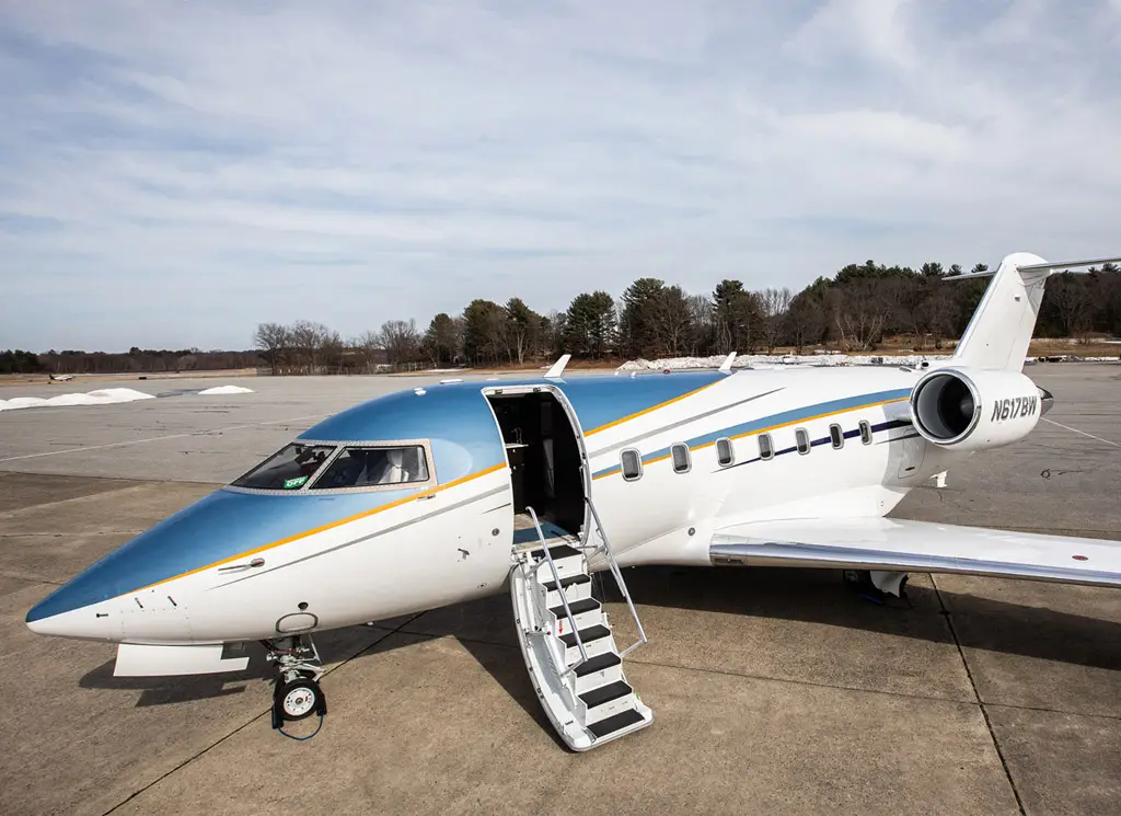 Bombardier Challenger 604 N617BW operated by Waltzing Matilda Aviation LLC, exterior
