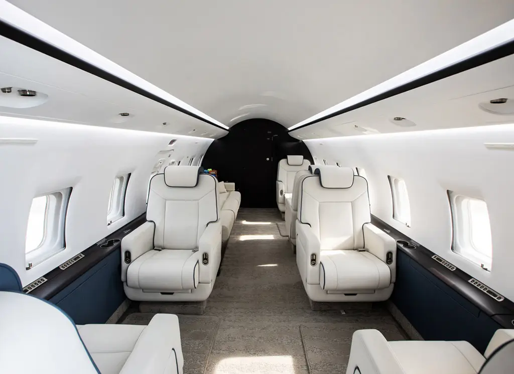 Bombardier Challenger 604 N617BW operated by Waltzing Matilda Aviation LLC photo 2