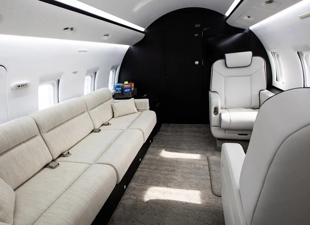 Bombardier Challenger 604 N617BW operated by Waltzing Matilda Aviation LLC photo 3