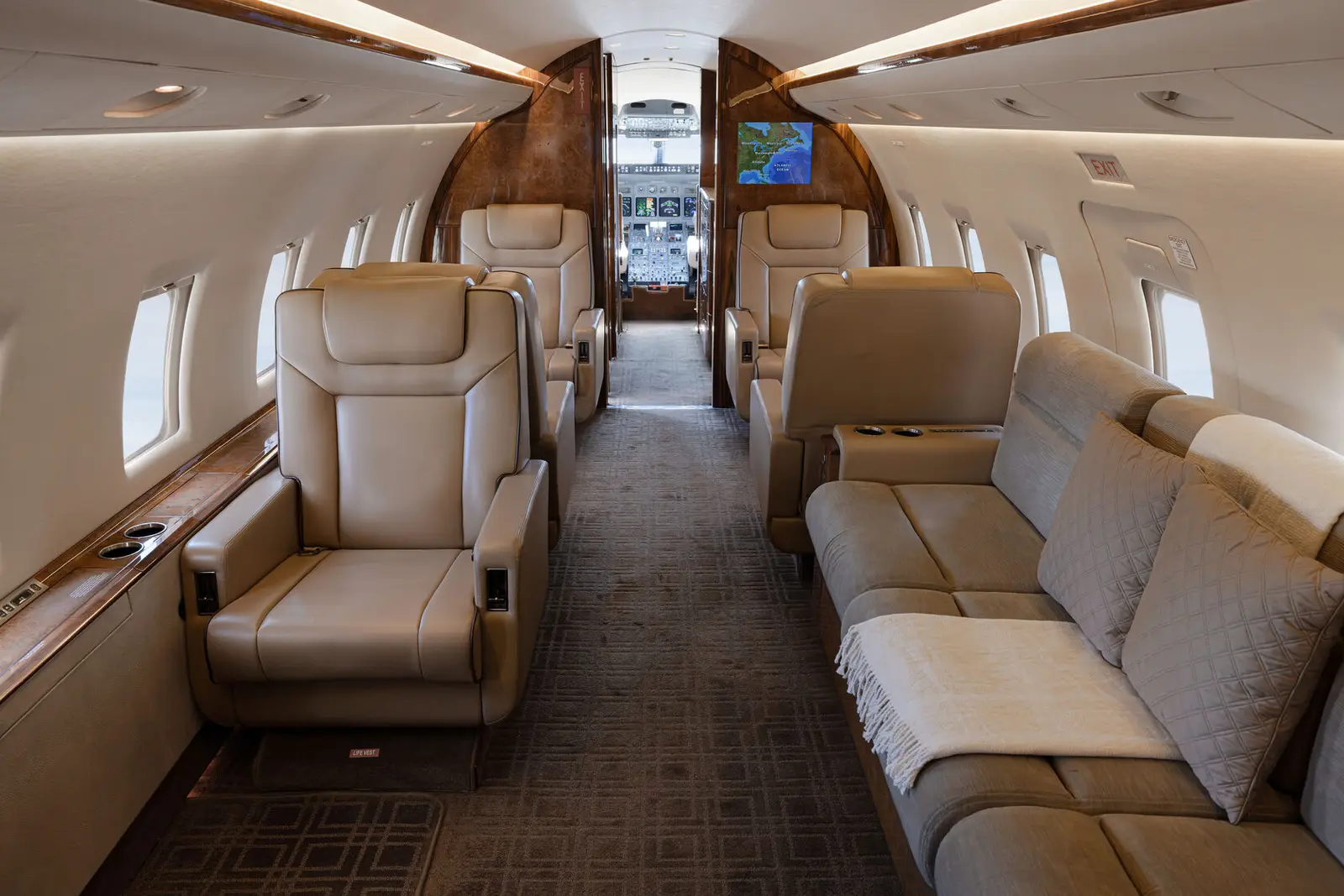 Bombardier Challenger 604 N618JJ operated by Talon Air, LLC photo 3