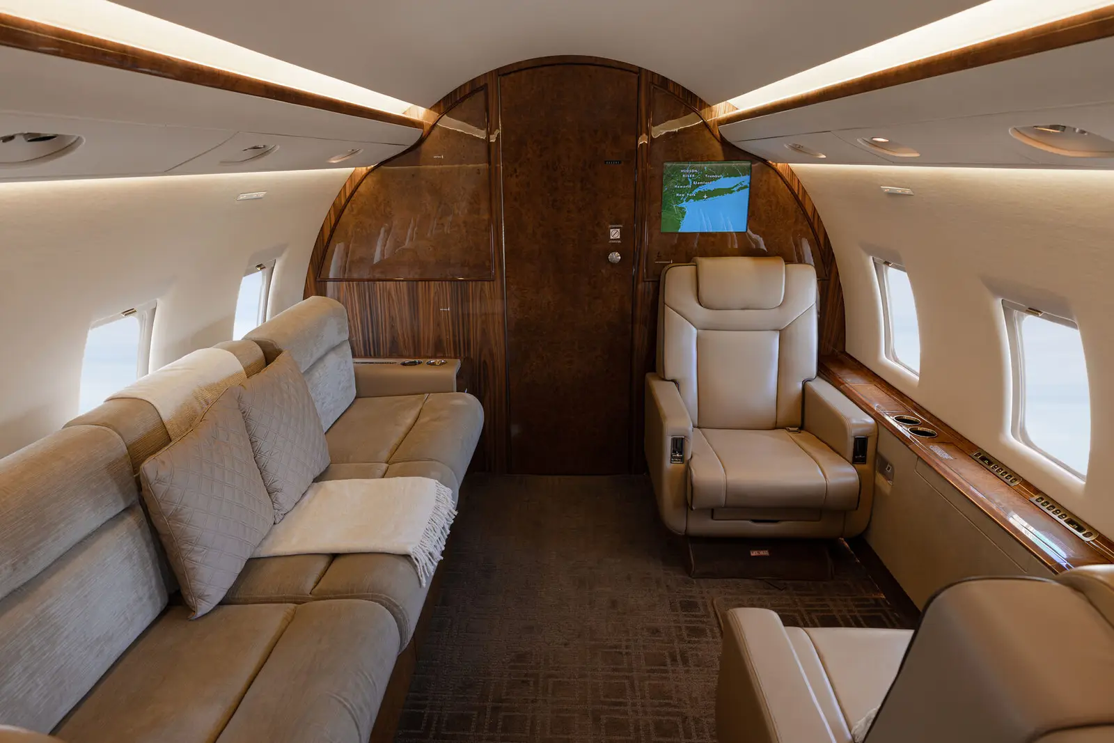 Bombardier Challenger 604 N618JJ operated by Talon Air, LLC photo 4