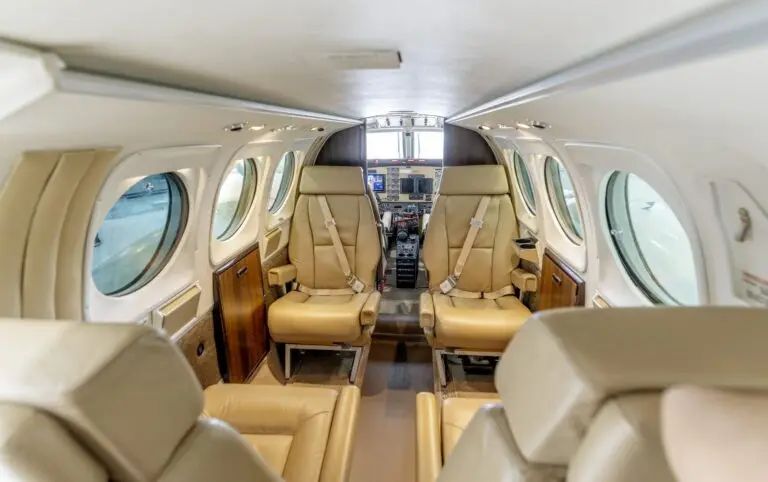 Beechcraft King Air C90 N6207F operated by Air New England LLC photo 3