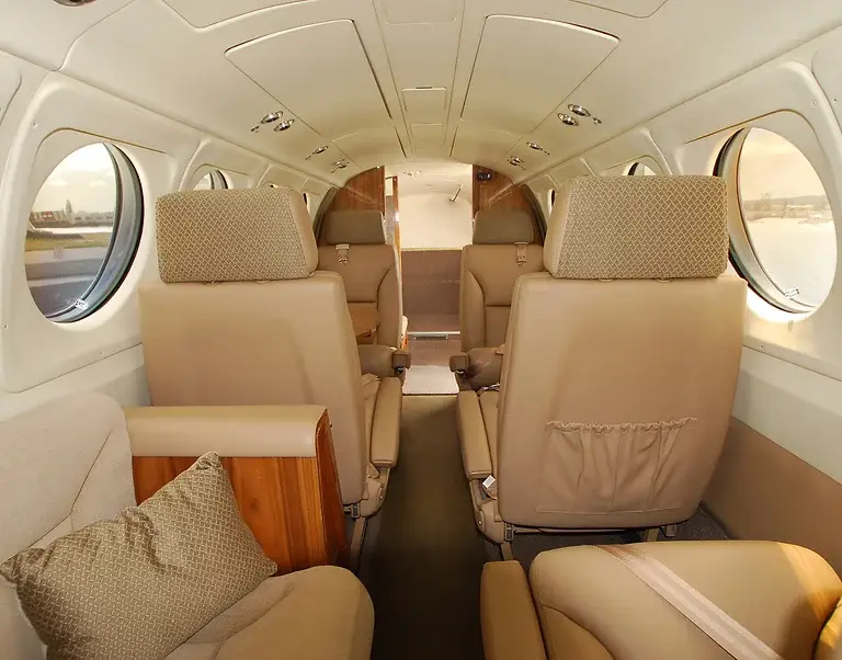 Beechcraft King Air 200 N622KM operated by Dreamline Aviation, LLC photo 2
