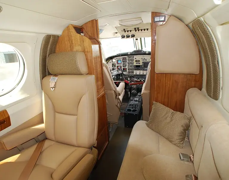 Beechcraft King Air 200 N622KM operated by Dreamline Aviation, LLC photo 4