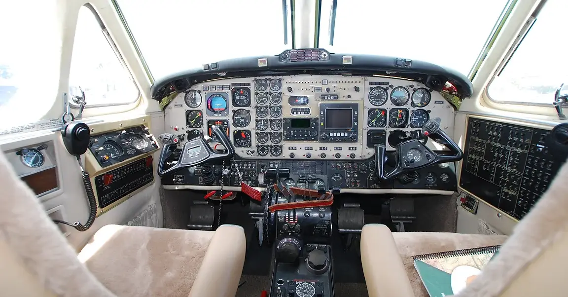 Beechcraft King Air 200 N622KM operated by Dreamline Aviation, LLC photo 6