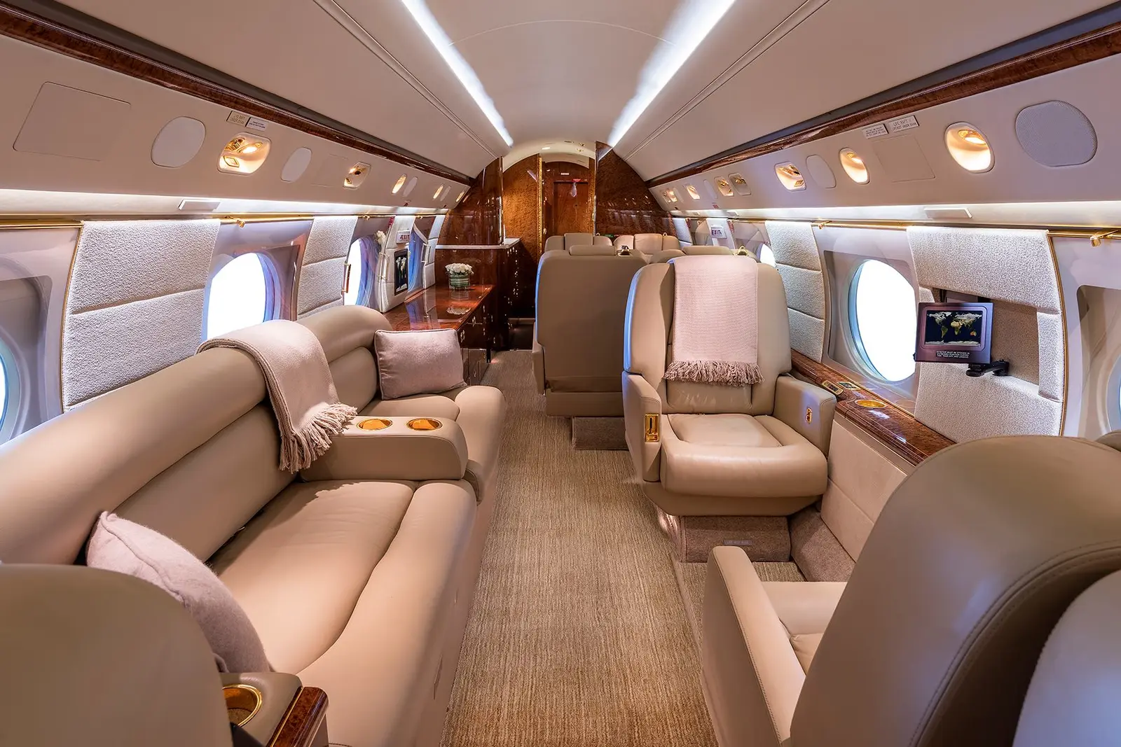 Gulfstream V N631VR operated by Silver Air photo 2