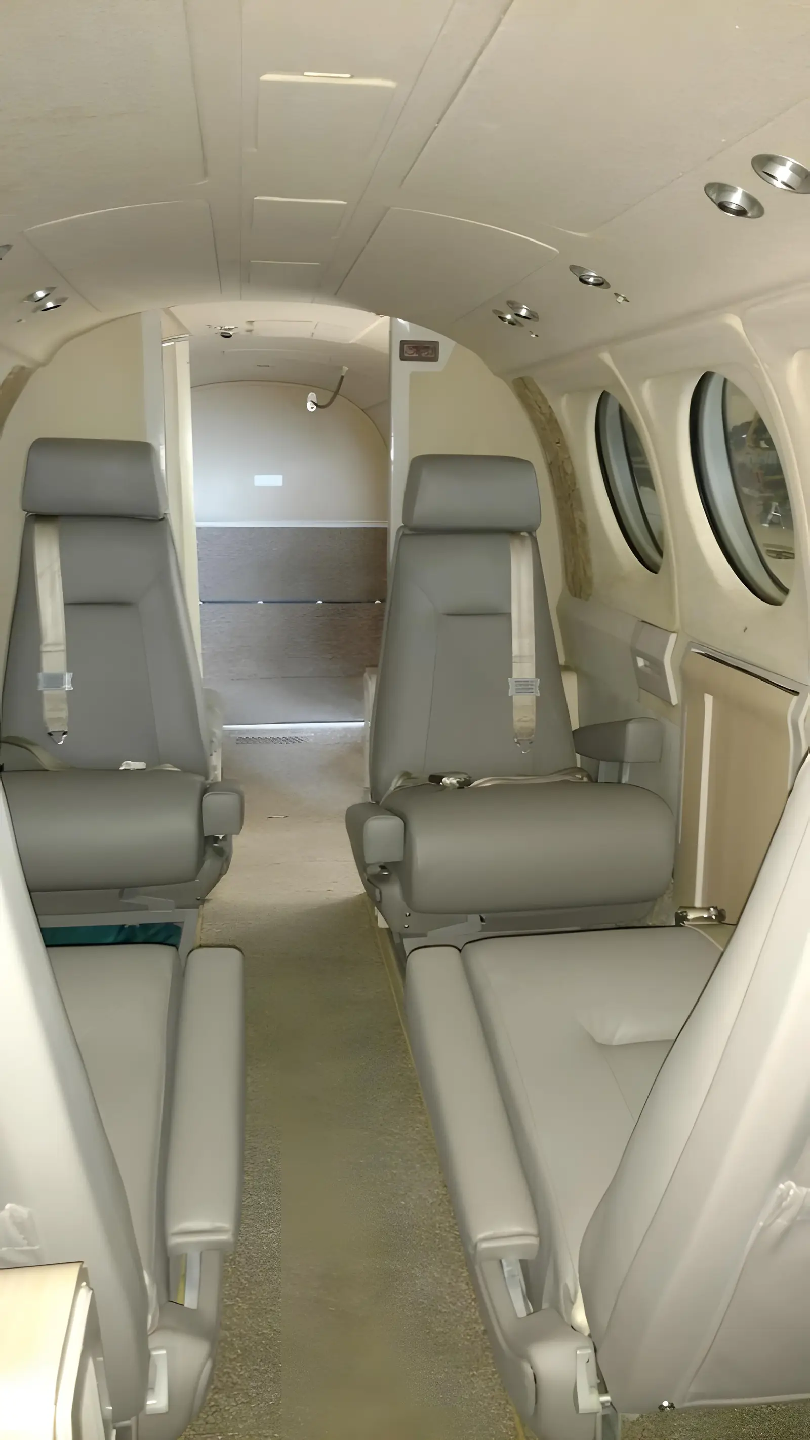 Beechcraft King Air 200 N646DR operated by Wilderness Aircraft photo 2