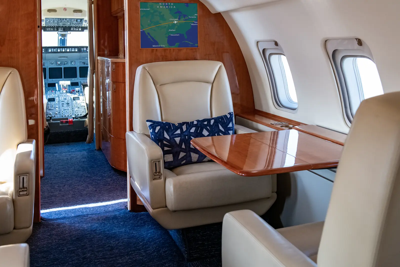 Bombardier Challenger 604 N648CR operated by Cirrus Aviation Services photo 2