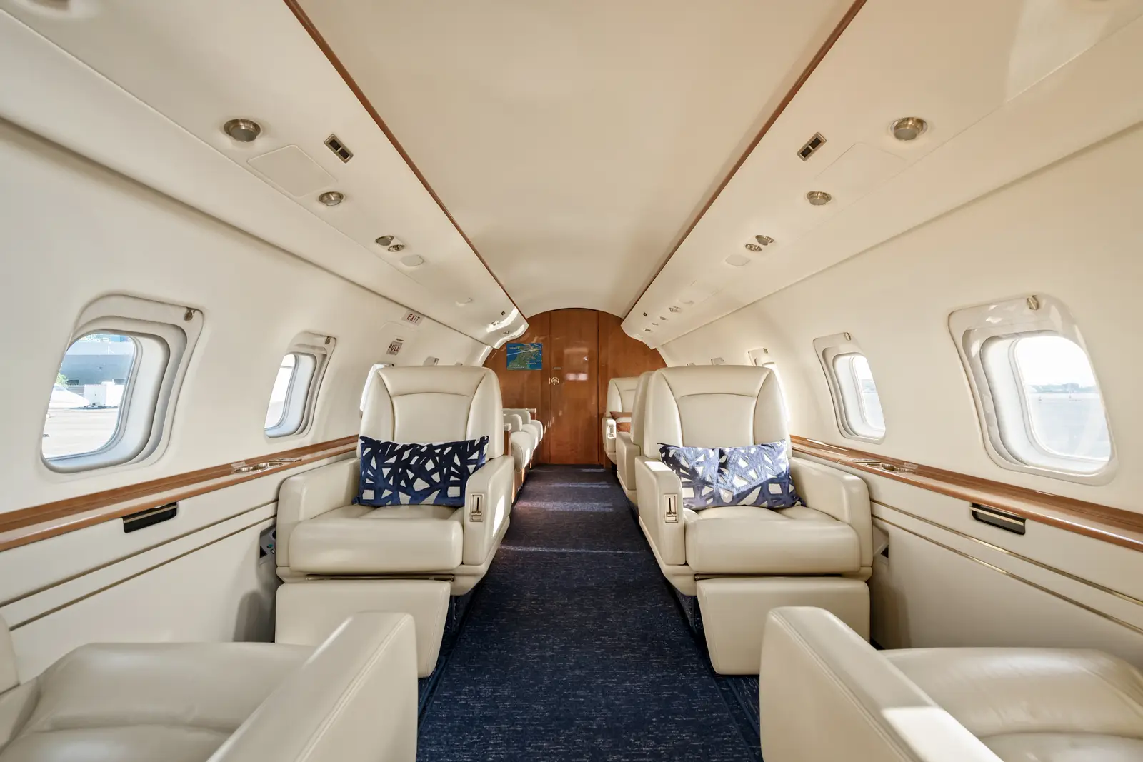 Bombardier Challenger 604 N648CR operated by Cirrus Aviation Services photo 4