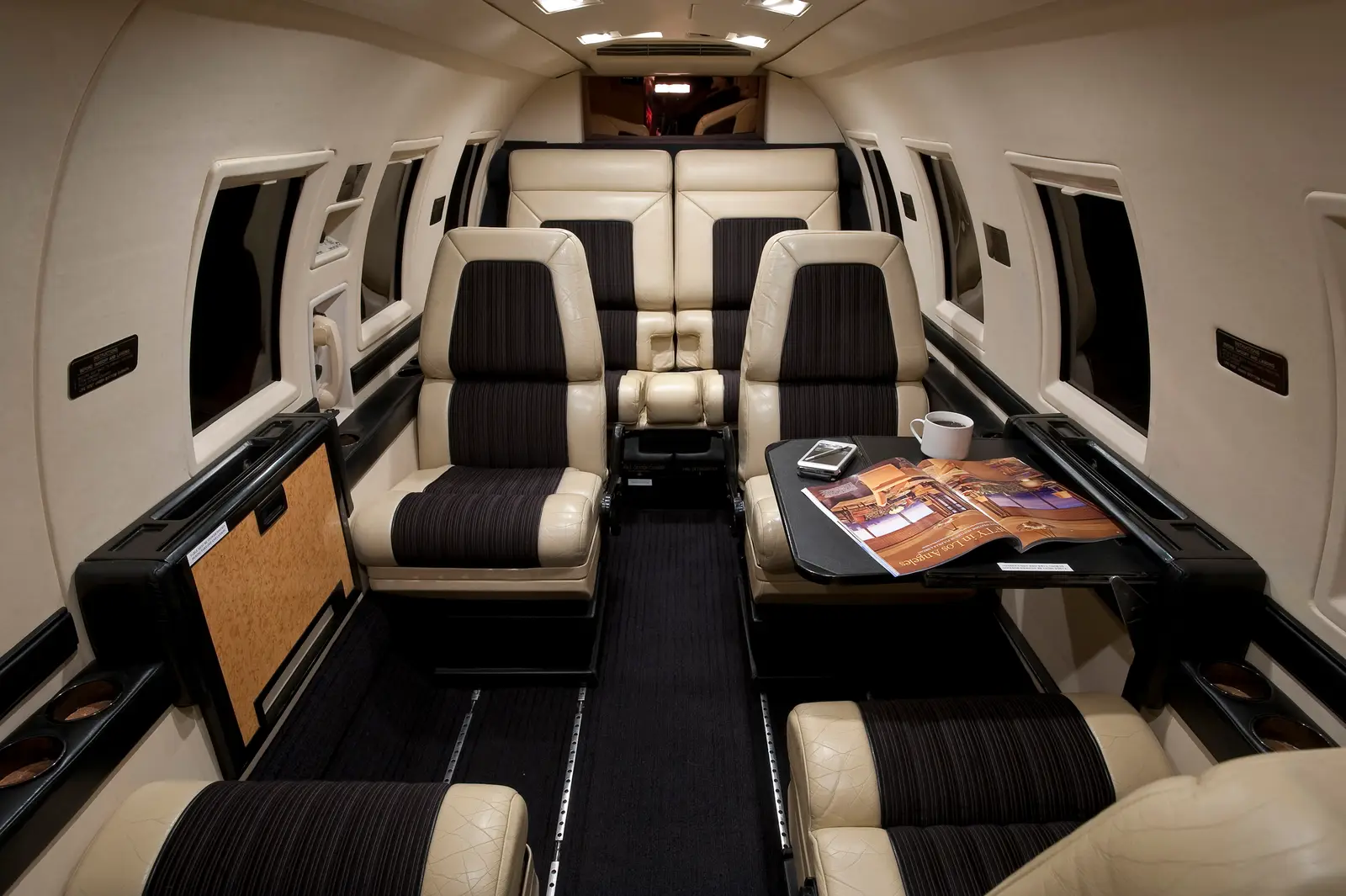 Beechcraft Beechjet 400 N64VM operated by Pinnacle Air Charter LLC photo 2