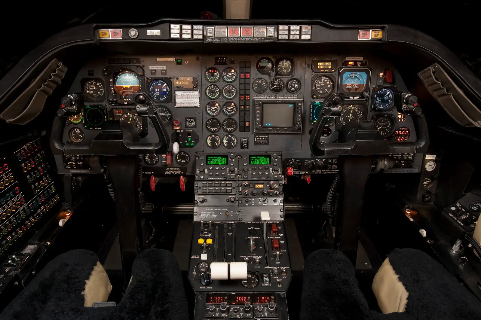 Beechcraft Beechjet 400 N64VM operated by Pinnacle Air Charter LLC photo 6
