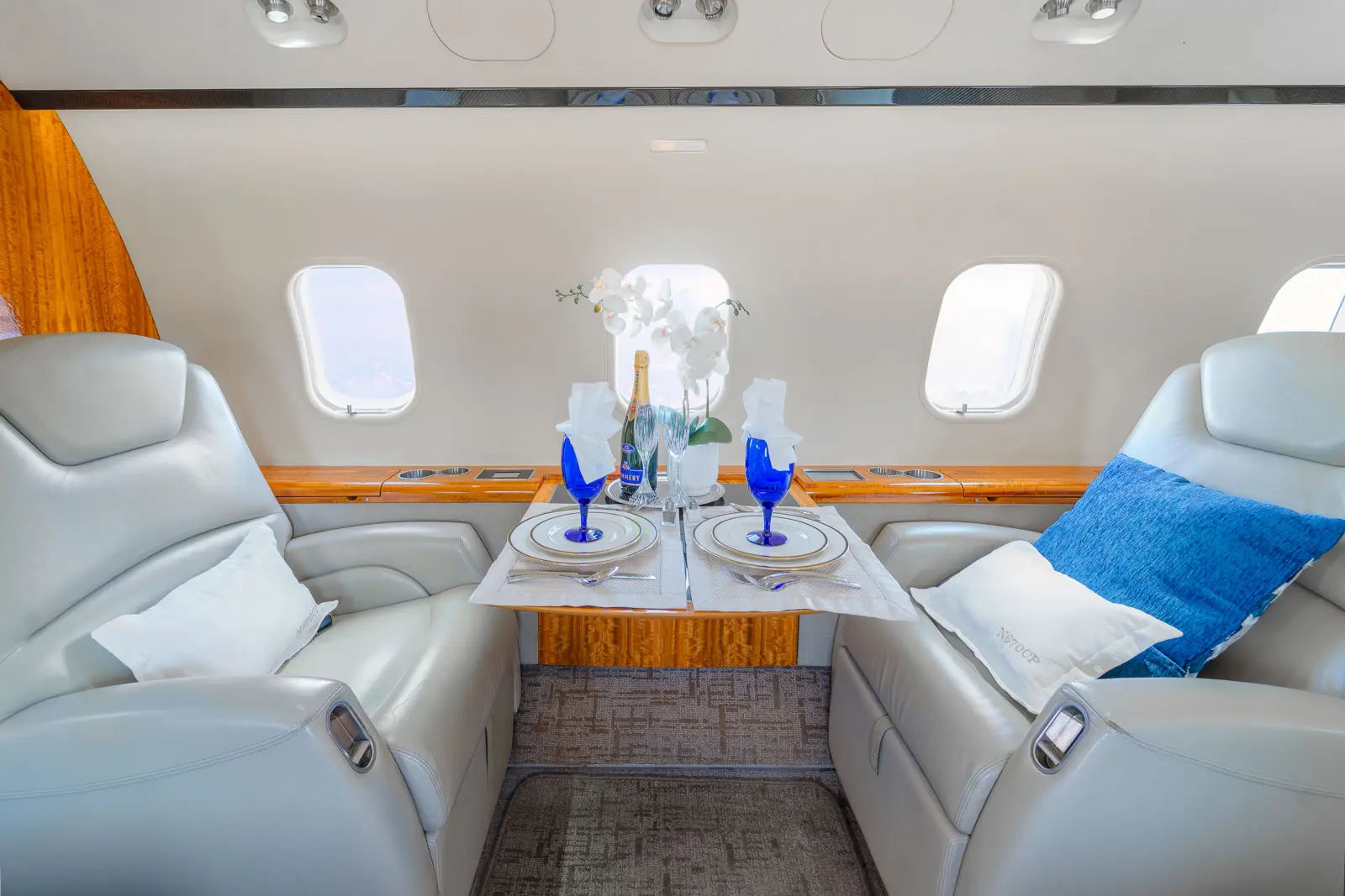 Bombardier Challenger 300 N670CP operated by Jet Aviation photo 2