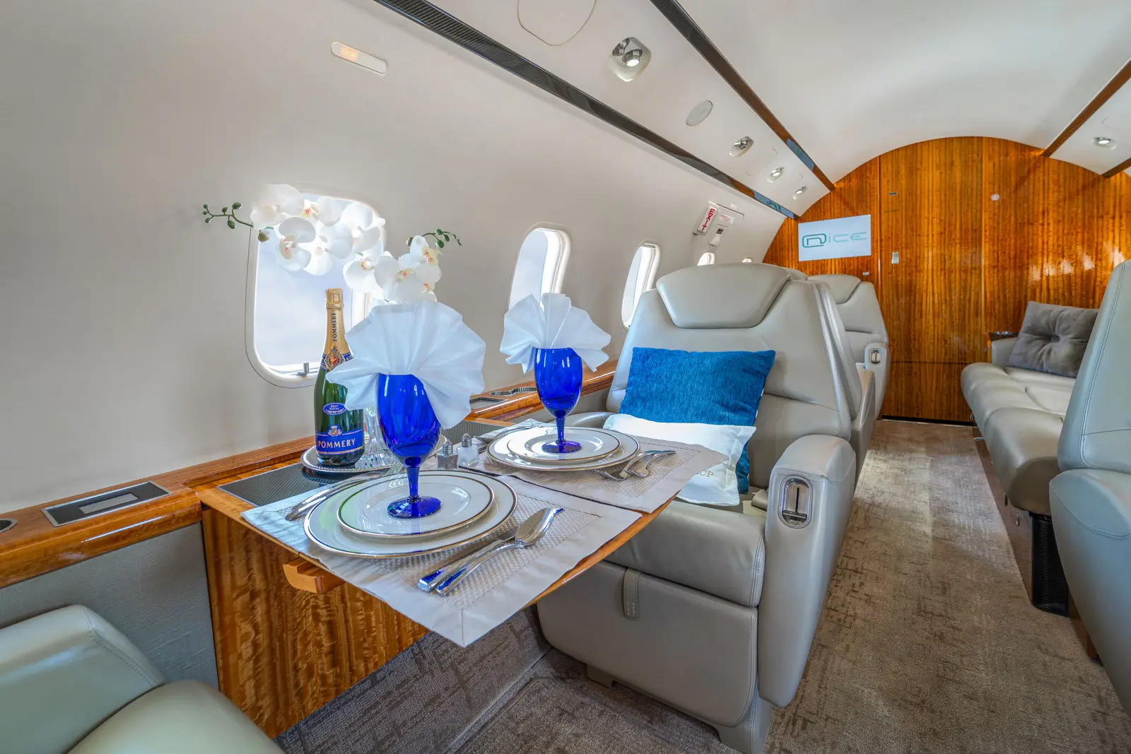 Bombardier Challenger 300 N670CP operated by Jet Aviation photo 5