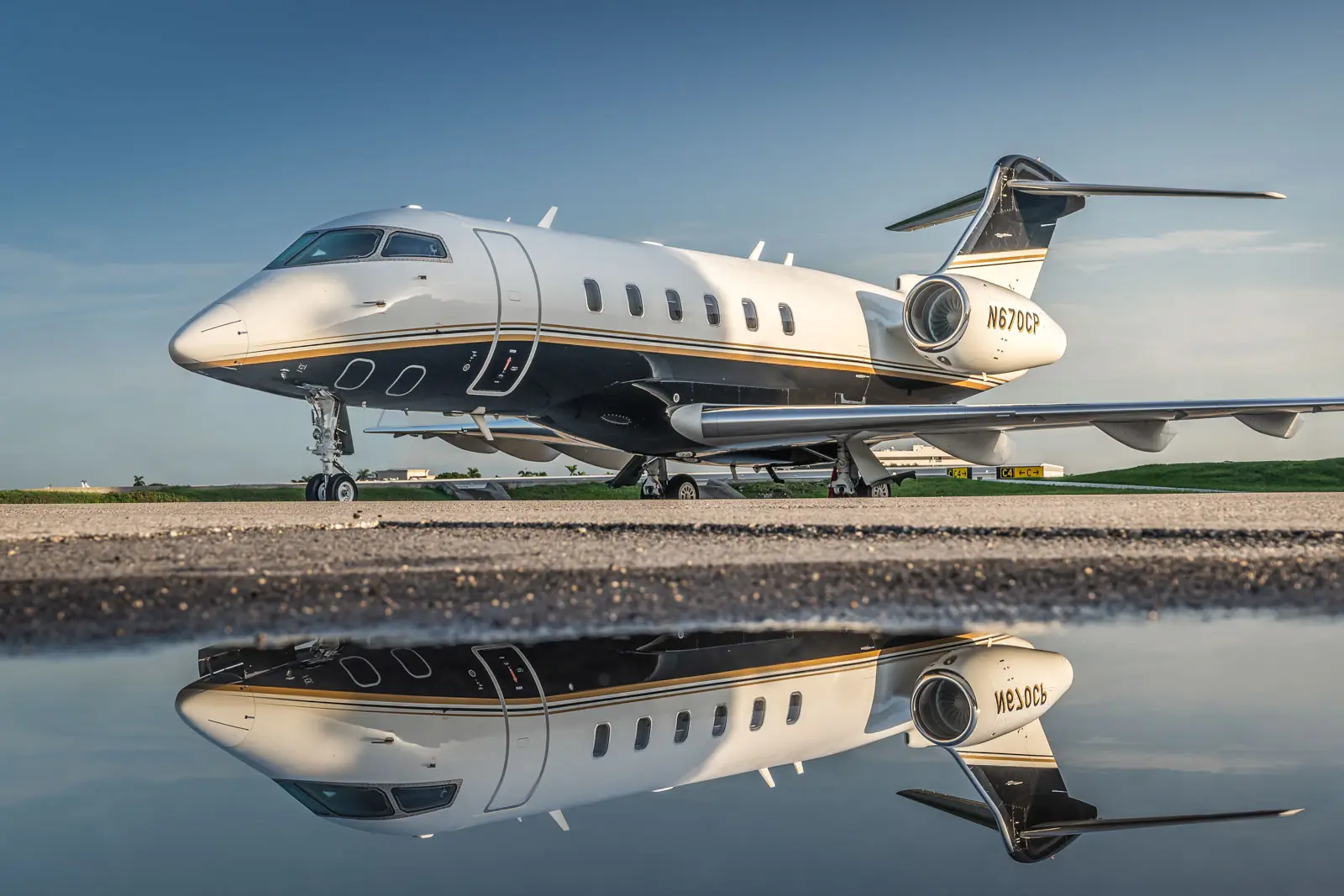 Bombardier Challenger 300 N670CP operated by Jet Aviation photo 6