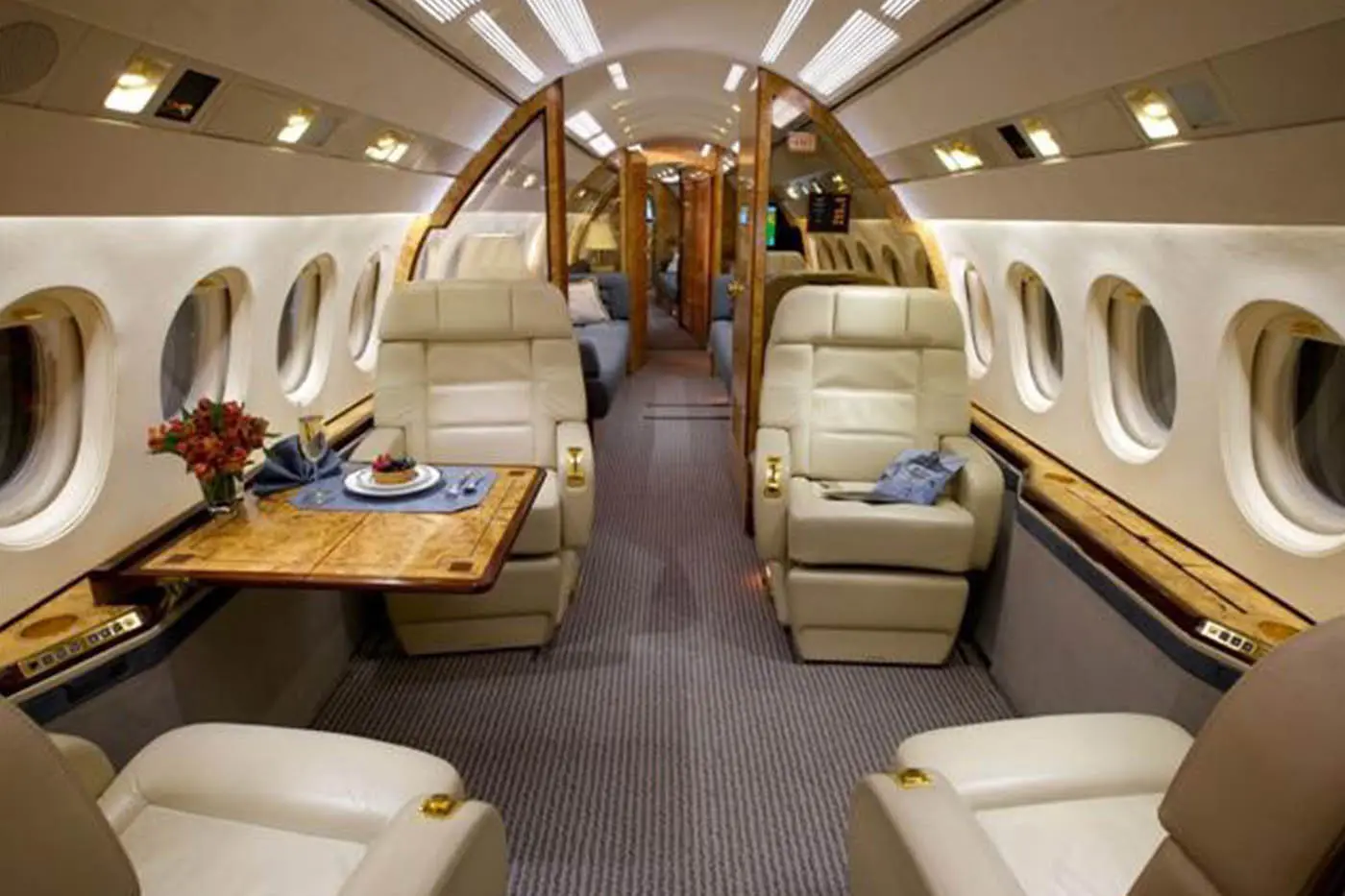 Dassault Falcon 900B N670JD operated by Chicago Jet Group, KARR photo 2
