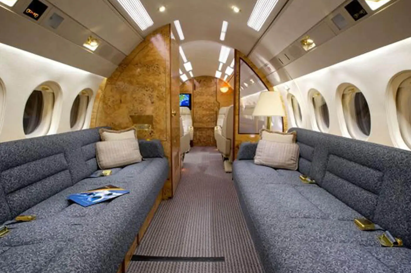 Dassault Falcon 900B N670JD operated by Chicago Jet Group, KARR photo 3